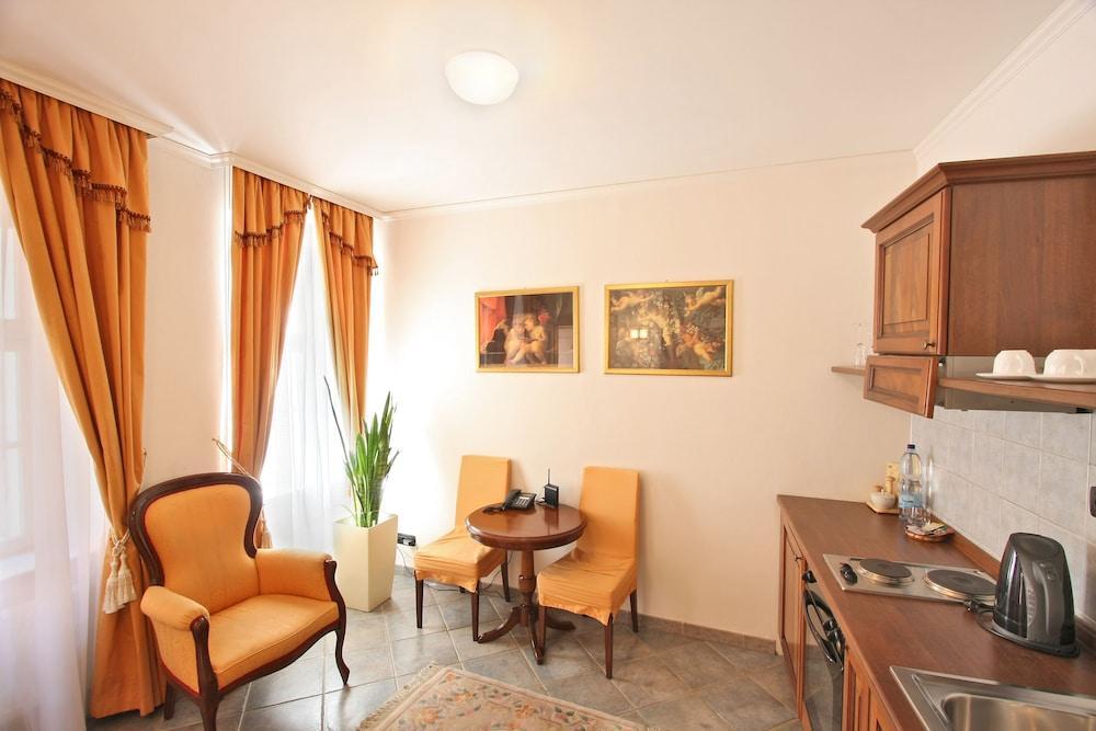 Chateau 9 By Adrez Apartment